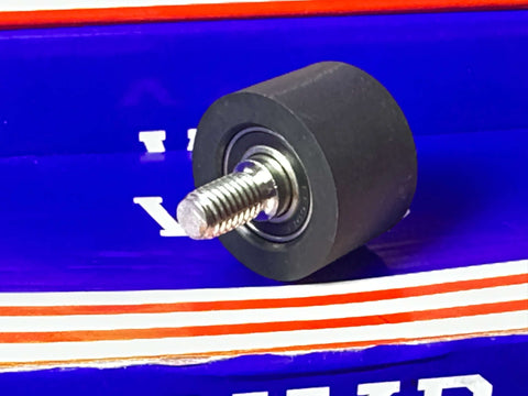 PUT6800-2RS-30-20 C1 L9 Cuscinetto in poliuretano nero Pneumatico M8 Stud su sfondo blu