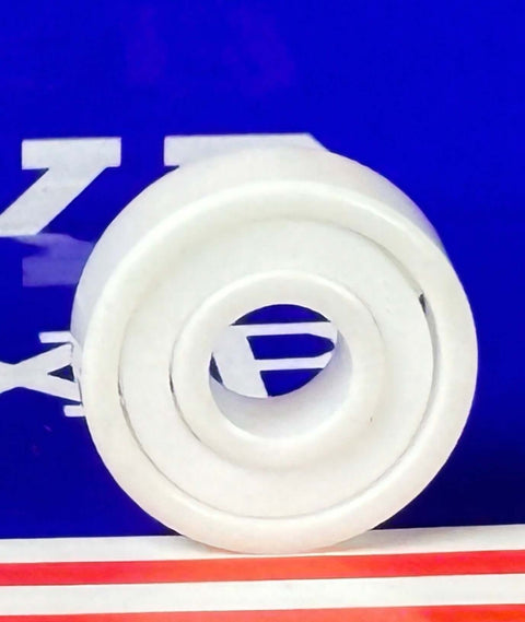 6-Ball 608 Full Ceramic Ball Bearing 8x22x7mm Miniatura em um fundo colorido