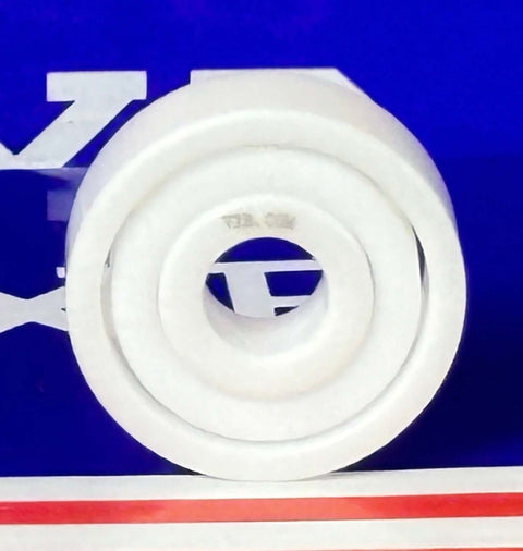 627 Full Ceramic ZrO2 Ball Bearing 7x22x7mm Miniatura exibida em um fundo azul.