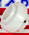 UC206 30mm full ceramic ZrO2 Axle Bearing Insert Mounted Bearing vista lateral em fundo vermelho e azul.