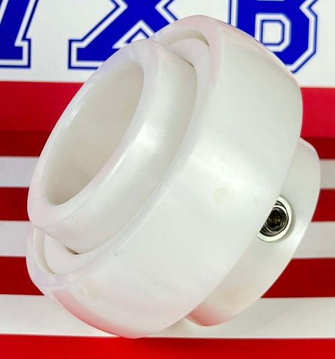 UC206 30mm full ceramic ZrO2 Axle Bearing Insert Mounted Bearing vista lateral em fundo vermelho e azul.