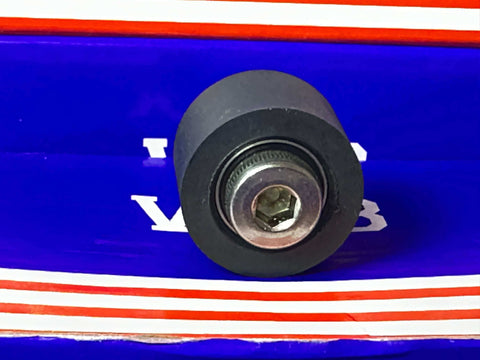 PUT6800-2RS-30-20 C1 L9 Bearing Black Polyurethane Tire M8 Stud em um fundo azul e vermelho.